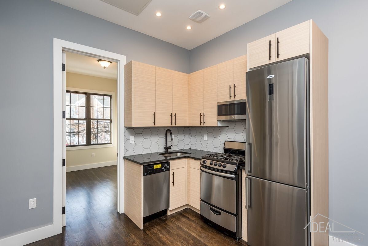 Primary Photo - NO FEE 3 Bedroom Apartment in Ridgewood!