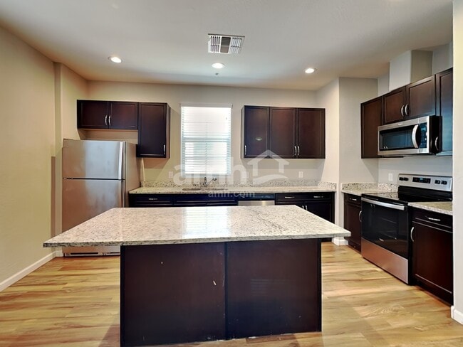 Building Photo - 20727 W Maiden Ln