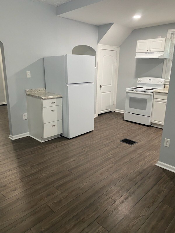 Building Photo - 702 Reinhard Ave