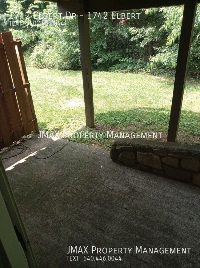 Foto del edificio - This property has a no security deposit op...