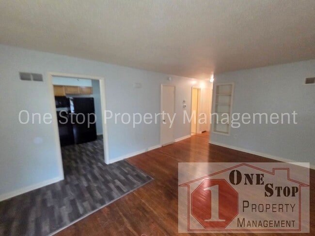 Building Photo - Beautiful 2 Bedroom 1 Bathroom in Lee Summit!
