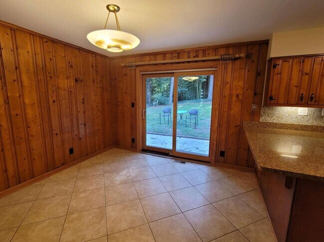 Building Photo - 2642 Warwick Cir NE