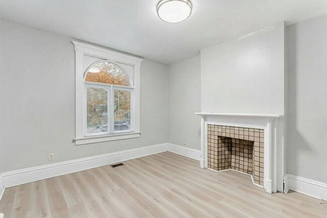 Building Photo - 196 W 8th Ave