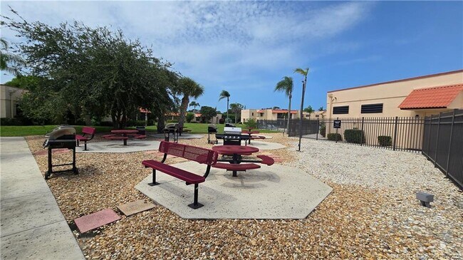 Building Photo - 1985 NE Collins Cir