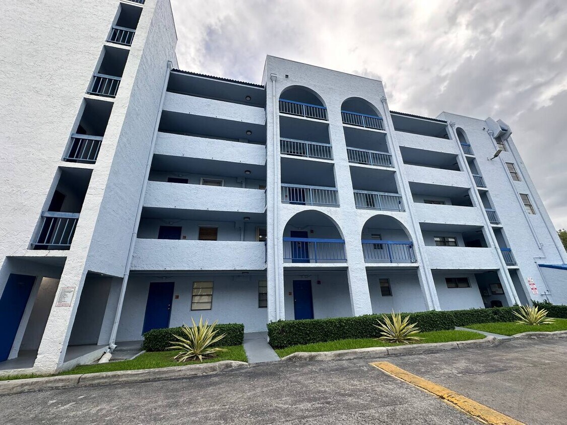 Foto principal - 9440 Fontainebleau Blvd