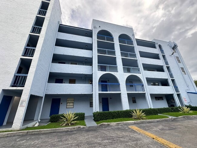 Building Photo - 9440 Fontainebleau Blvd