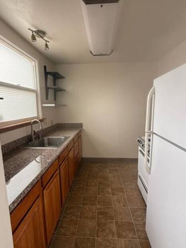 Foto del edificio - 2Bed - Sunny apartment right at El Cerrito...