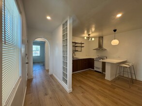 Building Photo - 3261 Del Mar Ave