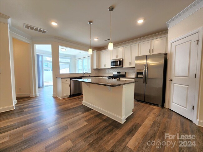 Building Photo - 2204 Blewett Dr