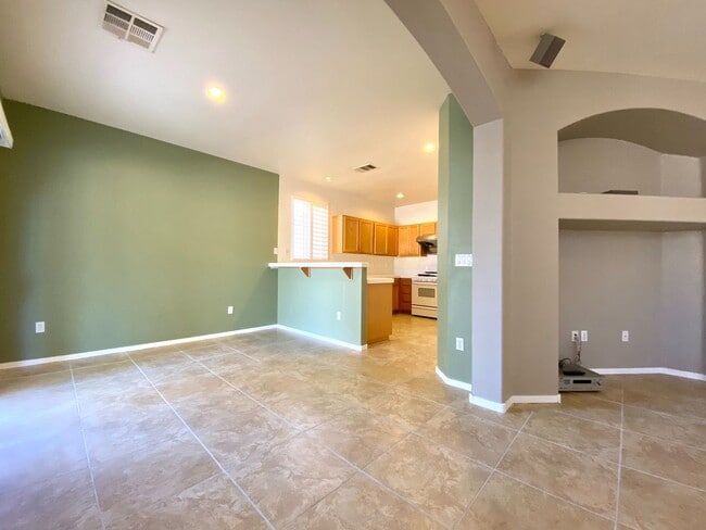 Building Photo - Nice 2-story home