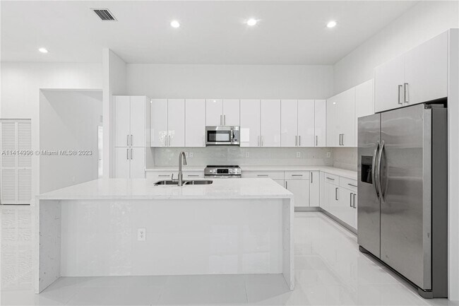 Foto del edificio - 21326 Old Cutler Rd