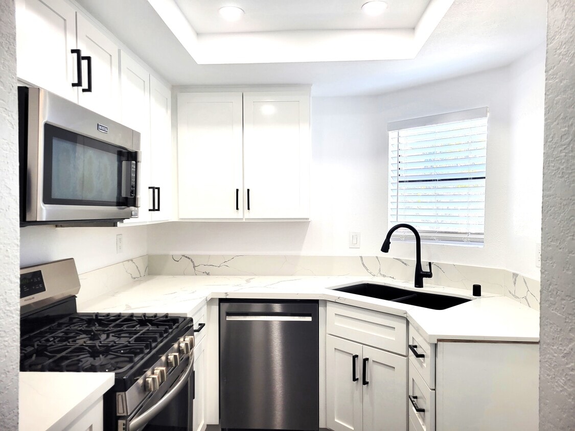 Primary Photo - 12464 Montecito Road #464