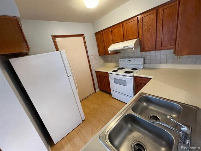 Building Photo - 5858 Niles Dr