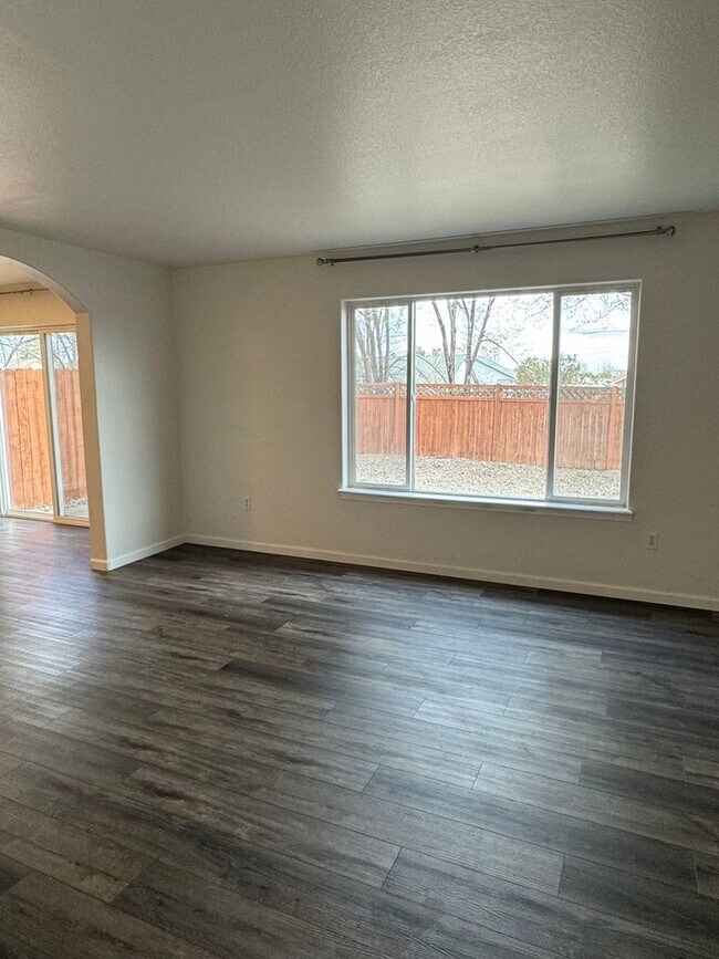 Building Photo - Cute Townhouse Style Duplex in NW Redmond