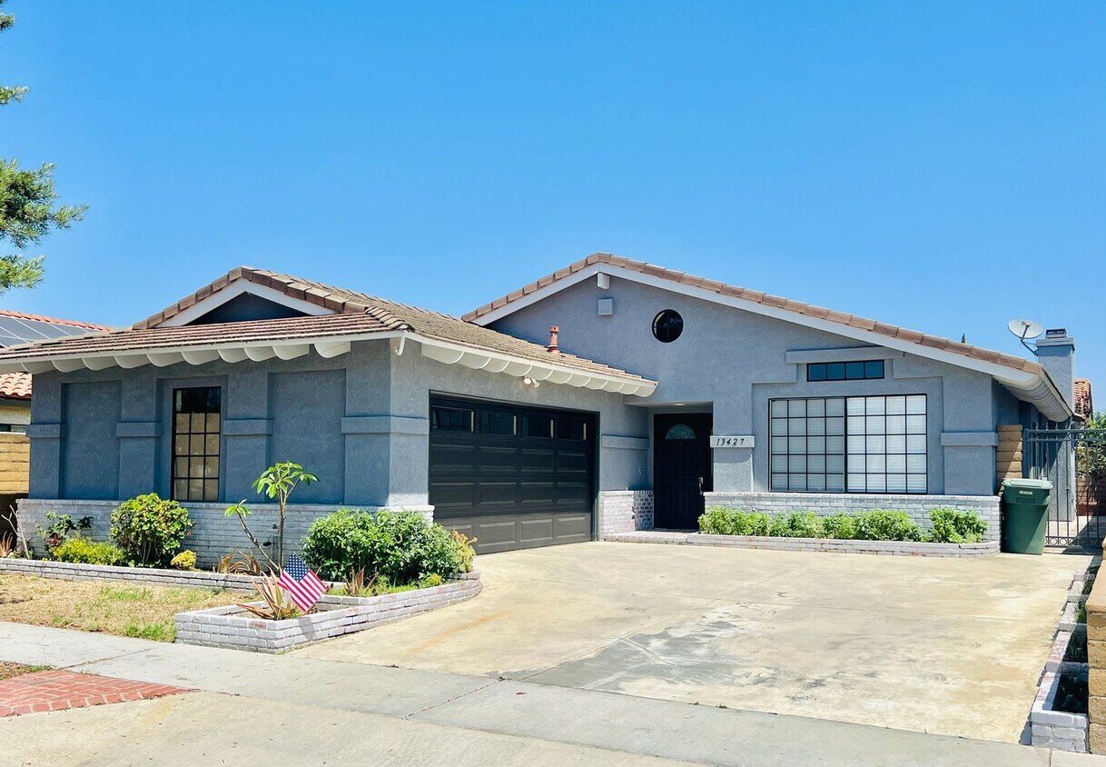 Primary Photo - 4 bedroom home for lease