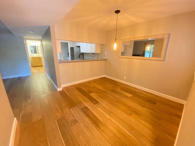 Building Photo - Advent - Low Deposit Condo W/ Parking, Lau...