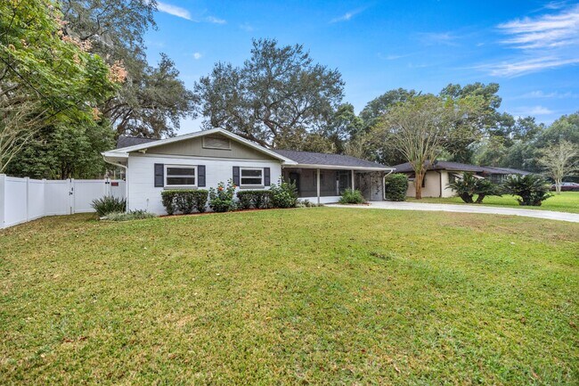 Building Photo - CONVENIENTLY LOCATED LOVELY 3 BEDROOM 2 BA...