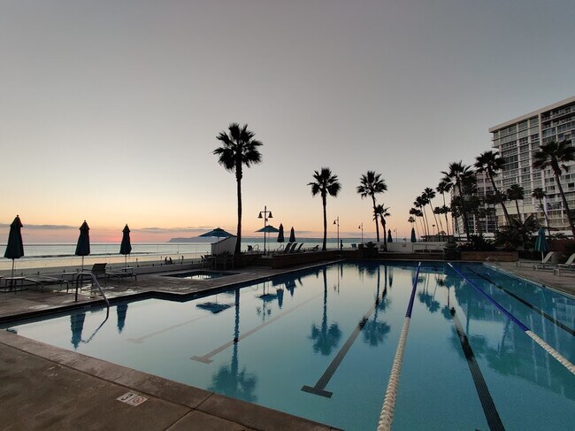 Piscina del edificio El Camino - 1830 Avenida Del Mundo
