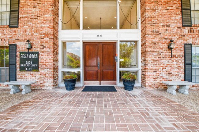 Building Photo - 2824 Briarhurst Dr