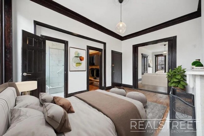 Foto del edificio - 3 bedroom in Brooklyn NY 11233