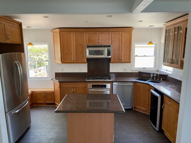 Foto del edificio - Renovated 3-Bedroom Home with Private Mast...