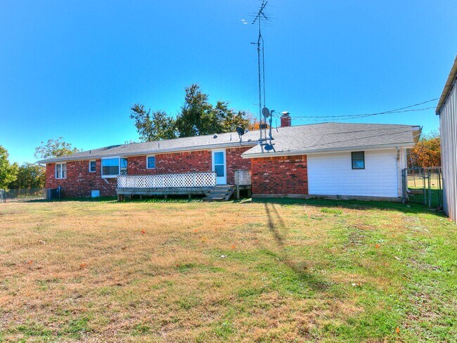 Building Photo - Beautiful 3 bed 2.5 bath home in the Country