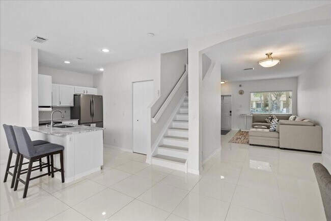 Building Photo - 4722 Lago Vista Dr