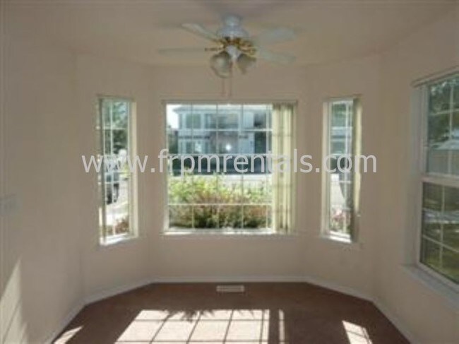 Building Photo - Spacious 3 Bed, 2 Bath Upper Level Apartment
