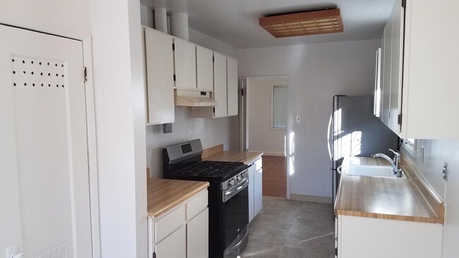 Building Photo - Ashby BART accessible vintage Berkeley home. Huge backyard!