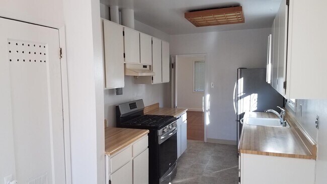 Foto del edificio - Classic Berkeley living with character, comfort, and a prime central location