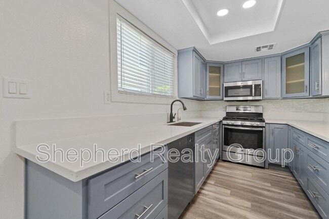 Building Photo - 405 Pioneer Dr
