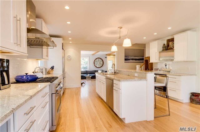 Foto del edificio - 1373 Peconic Bay Blvd