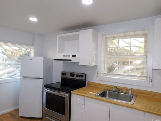 Building Photo - 36 Wedgewood Dr