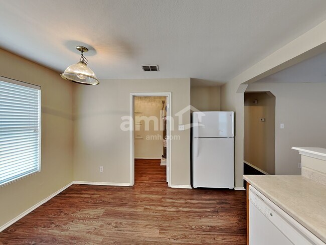 Building Photo - 7915 Oak Pointe