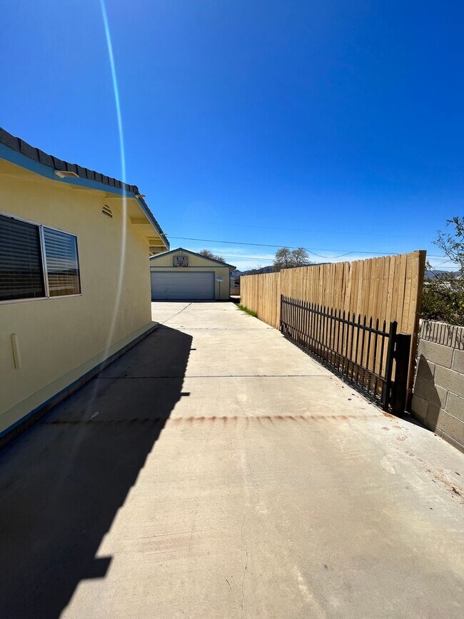 Building Photo - Nice Family Home