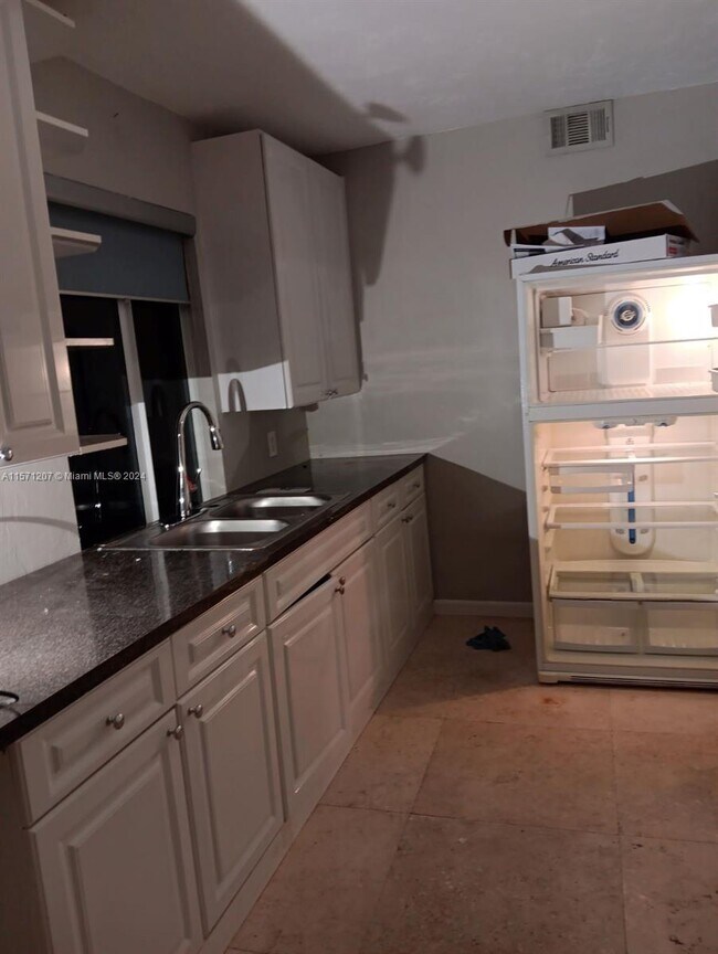 Building Photo - 374 N Biscayne River Dr