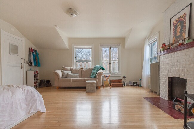 Building Photo - 130 E Gorham St