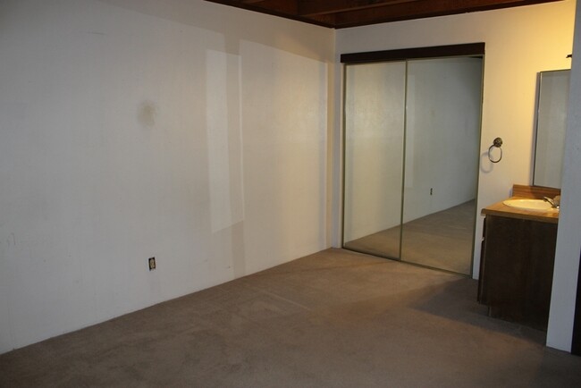 Building Photo - Treehouse Condo - Cozy 2 Bedroom/1 Bath Un...