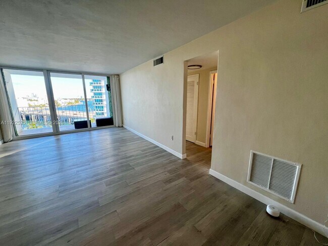 Foto del edificio - 1865 79th Street Causeway