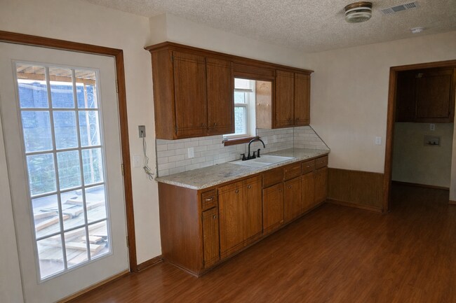 Foto del edificio - 700 Claremont Dr