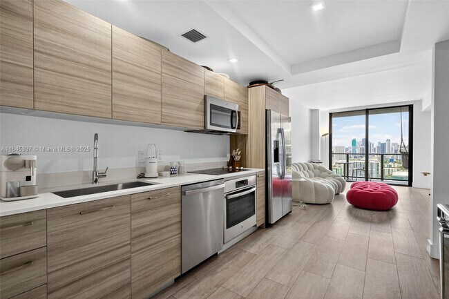 Foto del edificio - 121 NE 34th St