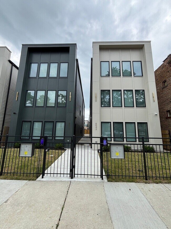 Foto del edificio - 6042 S Eberhart Ave