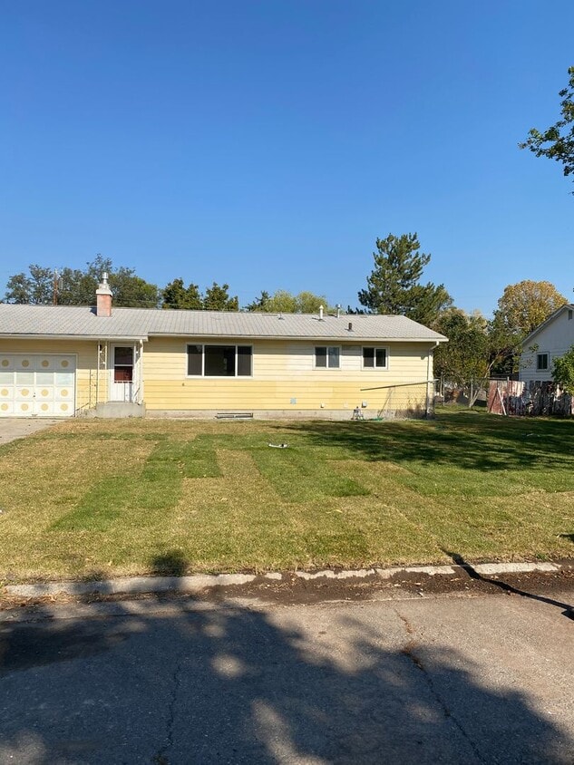 Primary Photo - Large and recently remodeled 5 bedroom wit...