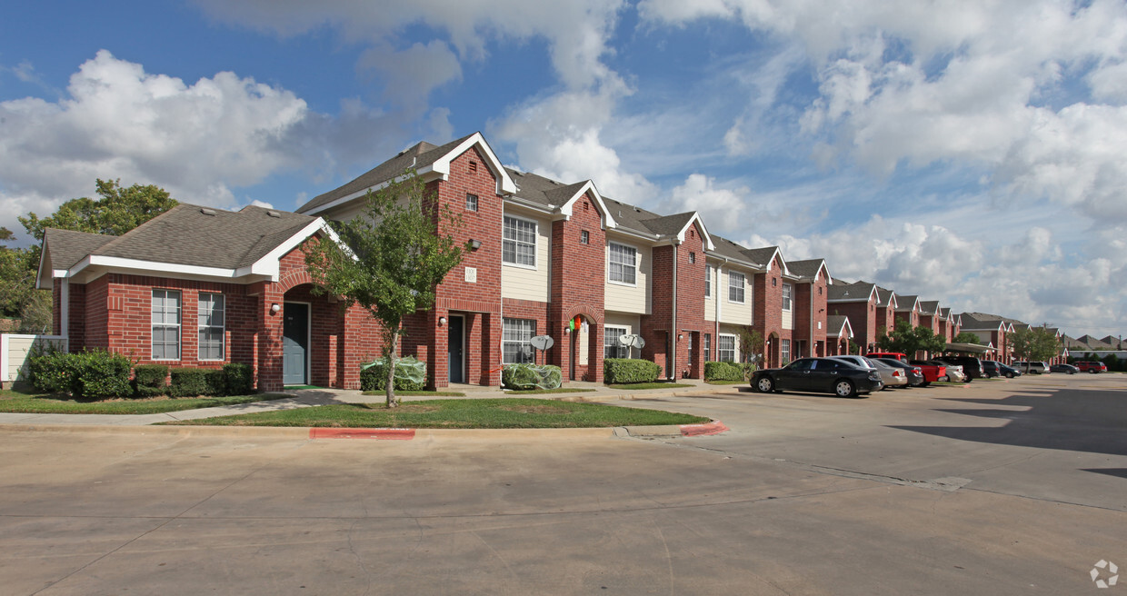 Primary Photo - Plum Creek Apartments