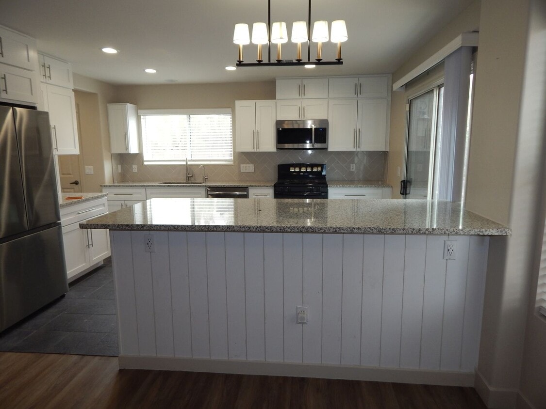 Foto principal - 2 Bedrooms - 2.5 bathrooms - Large Loft Area