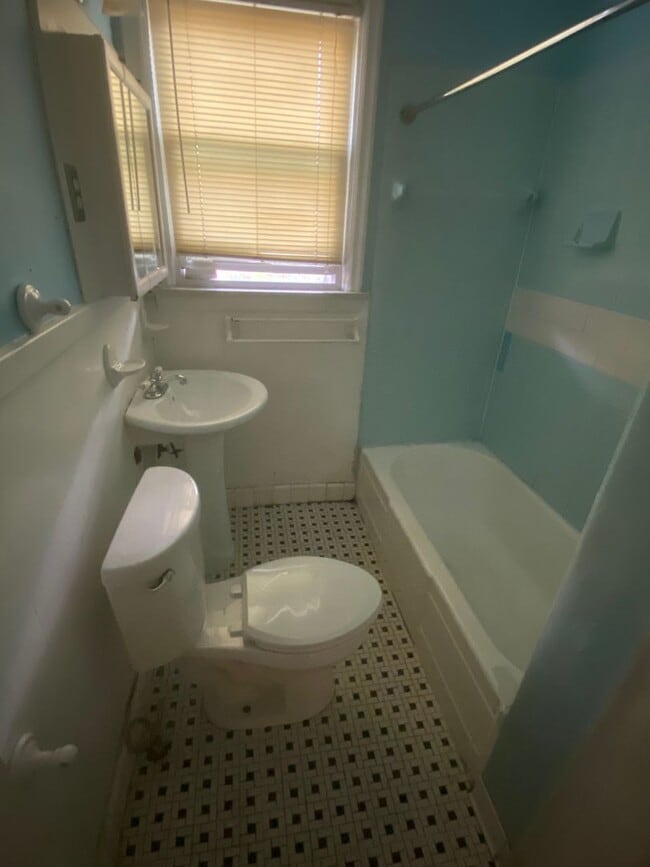 Building Photo - 1102 Murphy St