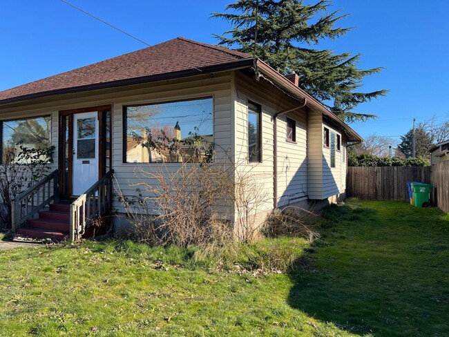 Building Photo - GORGEOUS PORTLAND BUNGALOW, LARGE LOT IN M...