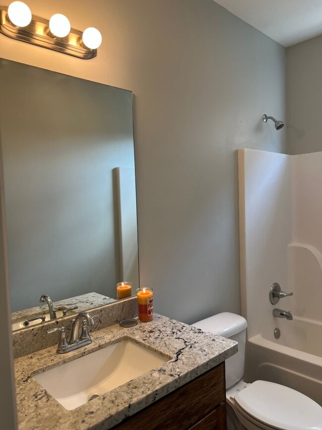 Building Photo - 2 bedroom 1 bathroom available for rent