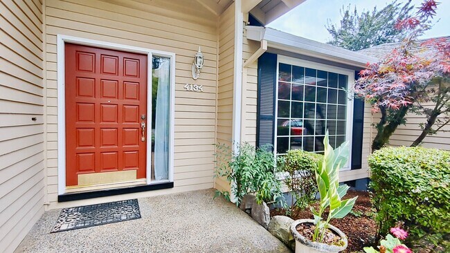 Foto del edificio - Welcome to this Gorgeous 4 Bedroom Home in the Desirable Westlake Neighborhood in Lake Oswego! Fr...