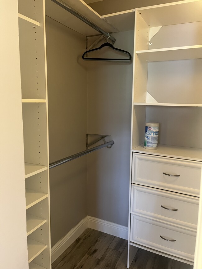 Building Photo - 1035 Lake Shore Dr